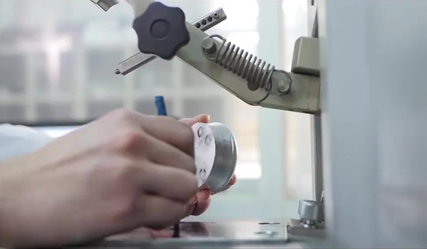 El equipo de prueba de perfiles de aluminio.